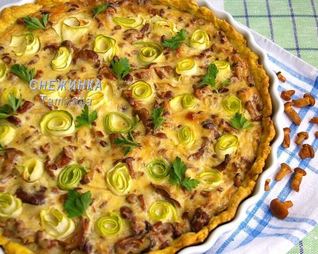 Открытый пирог с лисичками и цукини на ароматном тесте