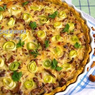 Открытый пирог с лисичками и цукини на ароматном тесте