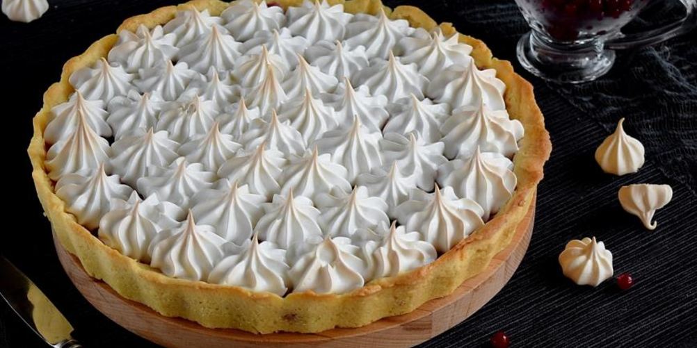 Рецепт песочный пирог с брусникой и меренгой