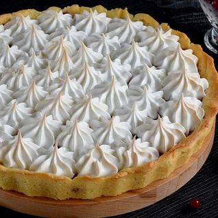 Песочный пирог с брусникой и меренгой