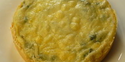 пикантный киш со шпинатом и хрустящей сырной корочкой