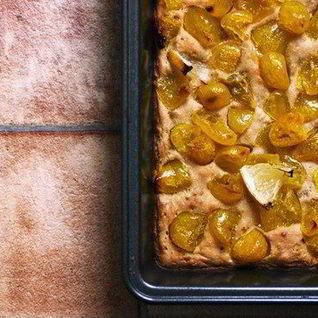 Пирог на кефире с желтым кумкватом