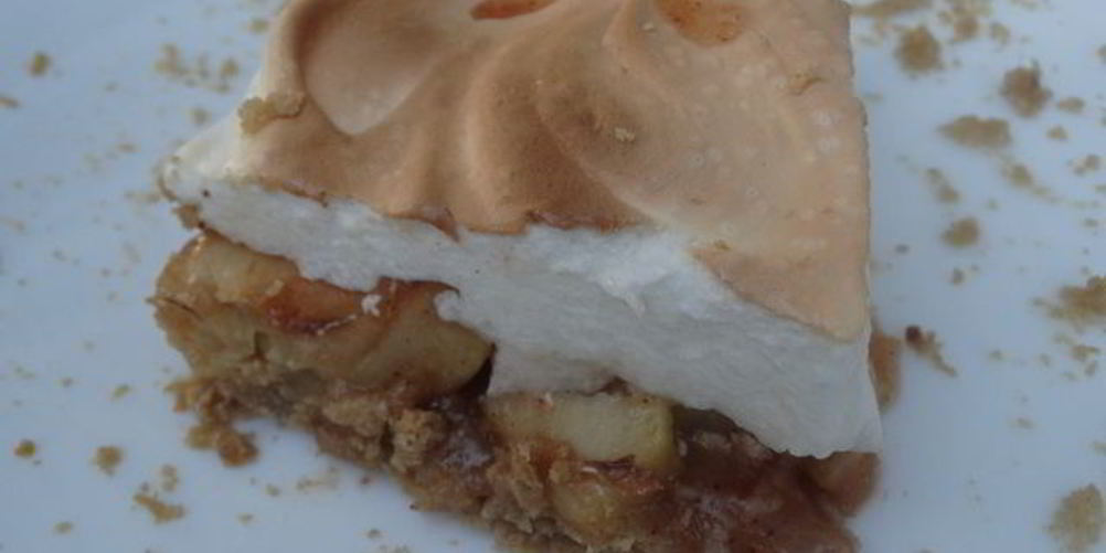 Рецепт пирог с карамельными яблоками и меренгой