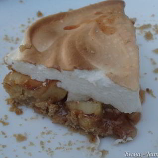 Пирог с карамельными яблоками и меренгой