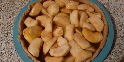 пирог с карамельными яблоками и меренгой