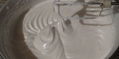 пирог с карамельными яблоками и меренгой