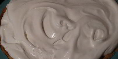 пирог с карамельными яблоками и меренгой