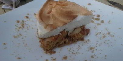 пирог с карамельными яблоками и меренгой