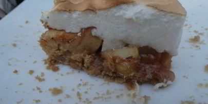 пирог с карамельными яблоками и меренгой