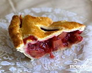 Пирог с клубникой и ревенем