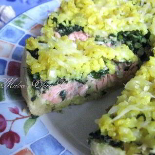 Пирог с лососем, рисом и песто