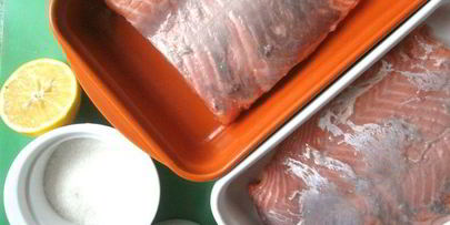 пирог с лососем, рисом и песто