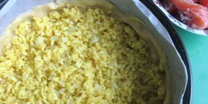 пирог с лососем, рисом и песто