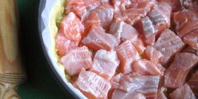 пирог с лососем, рисом и песто