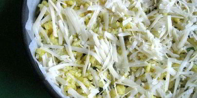 пирог с лососем, рисом и песто