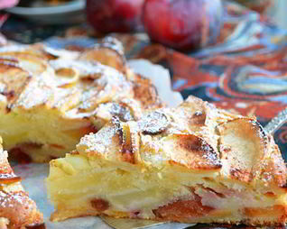 Пирог со сливами и яблоками