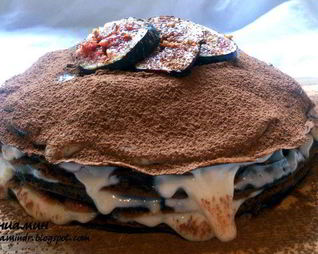 Шоколадный блинный пирог с инжиром и двумя видами крема