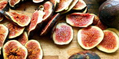 шоколадный блинный пирог с инжиром и двумя видами крема