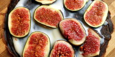 шоколадный блинный пирог с инжиром и двумя видами крема