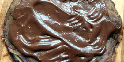 шоколадный блинный пирог с инжиром и двумя видами крема