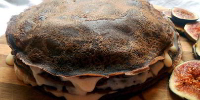 шоколадный блинный пирог с инжиром и двумя видами крема