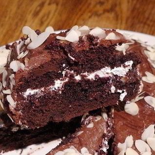 Шоколадный пирог с миндальными хлопьями