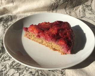 Сливово-брусничный перевернутый пирог