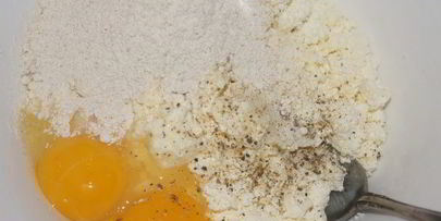 творожный пирог с базиликом, сушеными перцами и томатами