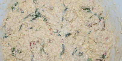 творожный пирог с базиликом, сушеными перцами и томатами