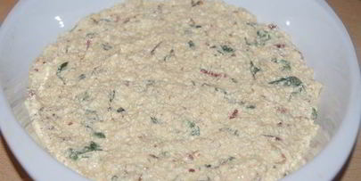 творожный пирог с базиликом, сушеными перцами и томатами