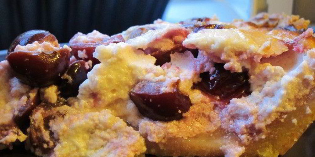 Рецепт творожный пирог с вишней и легким песочным тестом