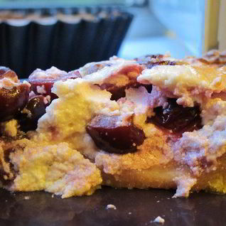 Творожный пирог с вишней и легким песочным тестом