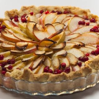 Яблочный пирог с брусникой