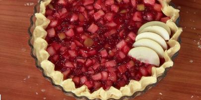 яблочный пирог с брусникой