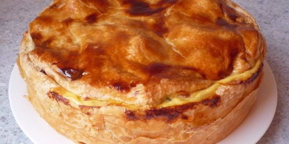 Рецепт закрытый пирог из слоеного теста с картофелем, перцем и копченым окороком