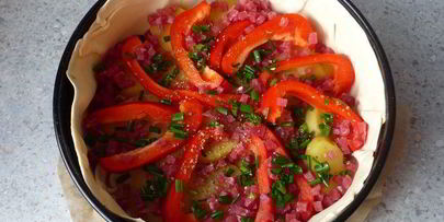 закрытый пирог из слоеного теста с картофелем, перцем и копченым окороком