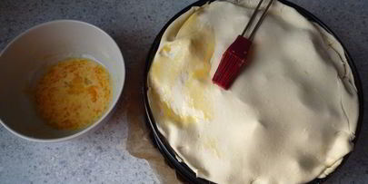 закрытый пирог из слоеного теста с картофелем, перцем и копченым окороком