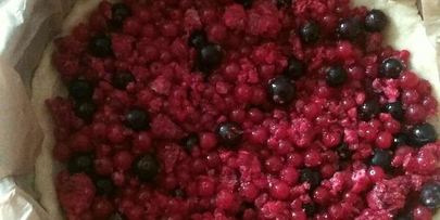 заливной пирог с ягодами