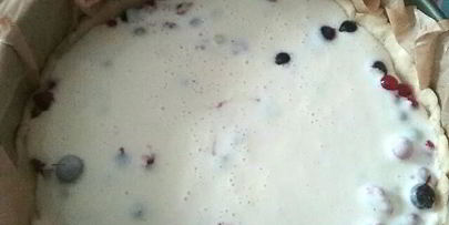 заливной пирог с ягодами