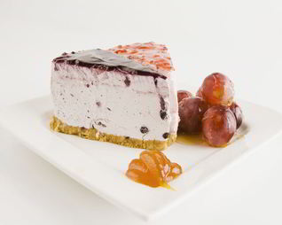 Заливной пирог со свежими ягодами