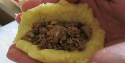 картофельные пирожки с грибным соусом