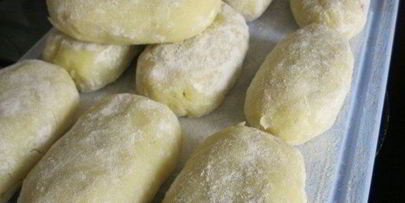 картофельные пирожки с грибным соусом