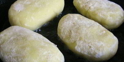 картофельные пирожки с грибным соусом