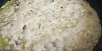 картофельные пирожки с грибным соусом