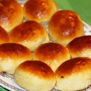 Печеные пирожки с жареной капустой и яйцом