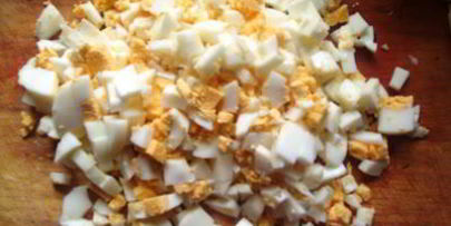 печеные пирожки с жареной капустой и яйцом