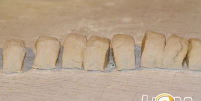 печеные пирожки с жареной капустой и яйцом