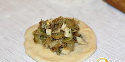 печеные пирожки с жареной капустой и яйцом