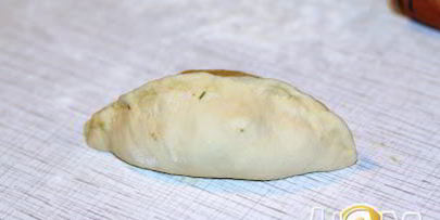 печеные пирожки с жареной капустой и яйцом