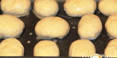 печеные пирожки с жареной капустой и яйцом